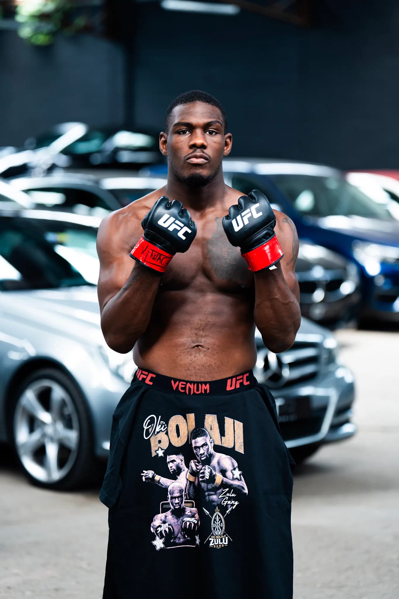 Oki Bolaji, gants UFC, en garde