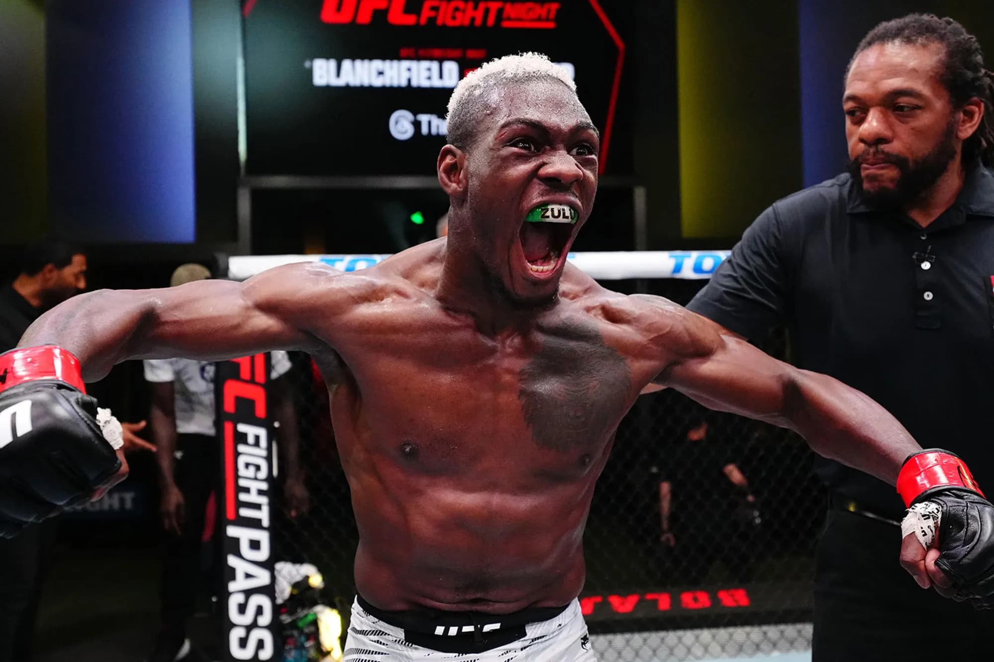 Oki Bolaji crie sa victoire contre Michael Aswell Jr.